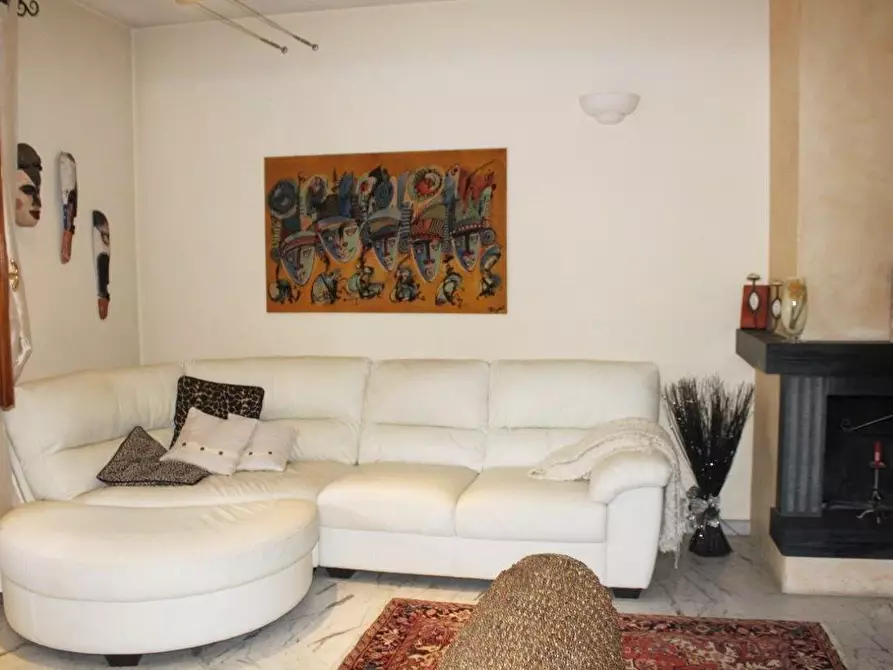 Immagine 10 di Villa in vendita  a Carrara