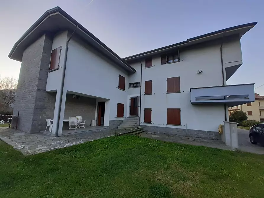 Immagine 26 di Villa in vendita  a Filattiera
