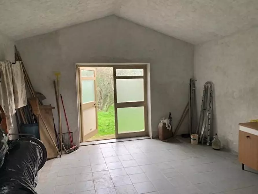 Immagine 2 di Garage in vendita  a Calci