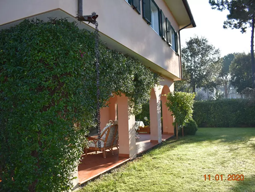 Immagine 3 di Villa in vendita  a Massa