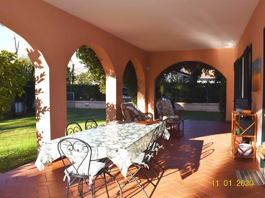 Immagine 10 di Villa in vendita  a Massa
