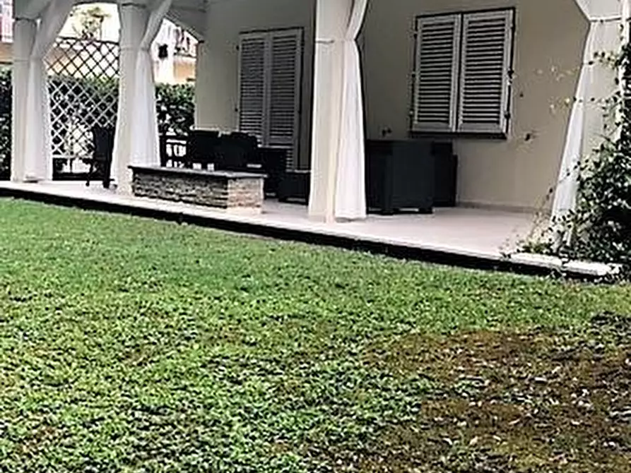 Immagine 47 di Villa in vendita  a Massa