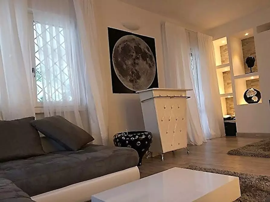 Immagine 15 di Villa in vendita  a Massa