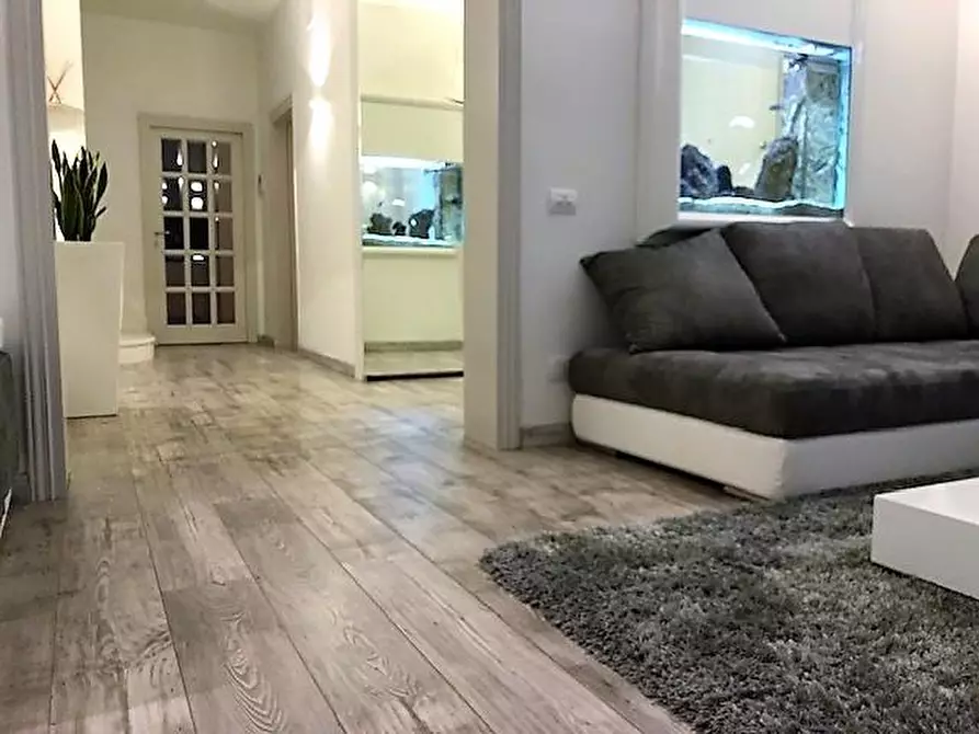 Immagine 4 di Villa in vendita  a Massa