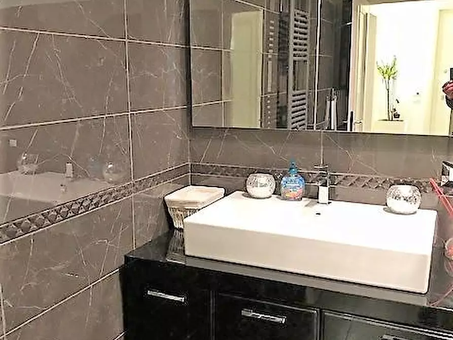 Immagine 28 di Villa in vendita  a Massa