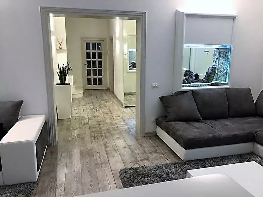 Immagine 2 di Villa in vendita  a Massa