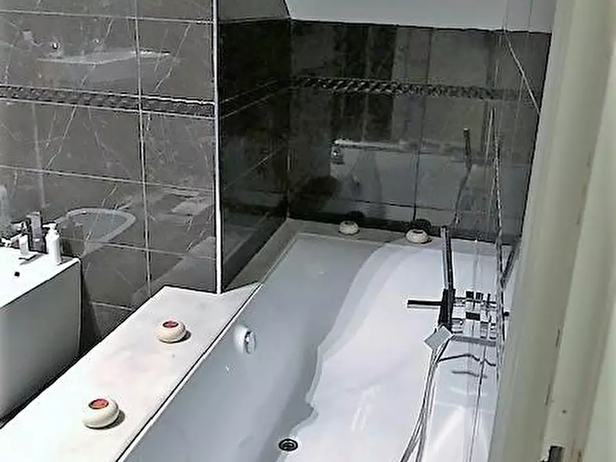 Immagine 27 di Villa in vendita  a Massa