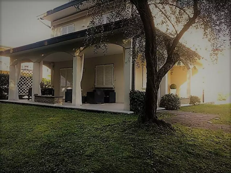 Immagine 17 di Villa in vendita  a Massa