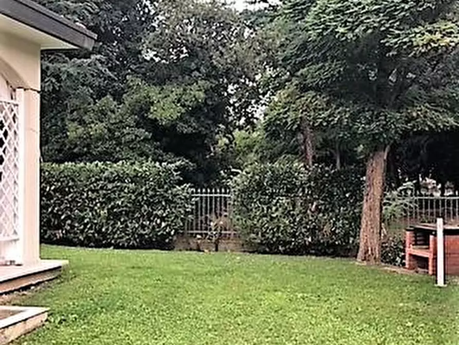 Immagine 41 di Villa in vendita  a Massa