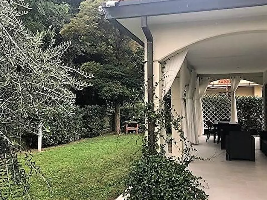 Immagine 46 di Villa in vendita  a Massa