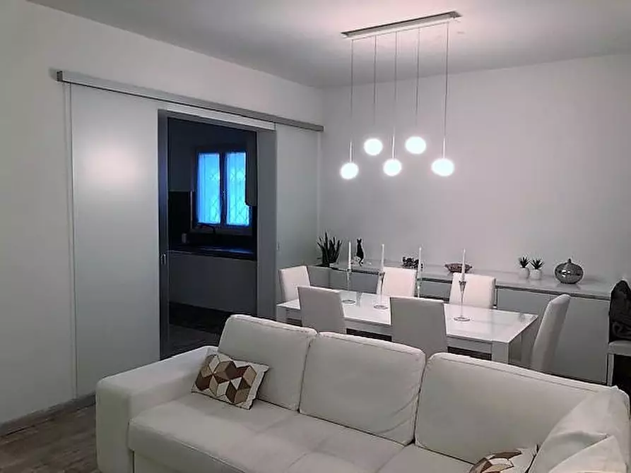 Immagine 7 di Villa in vendita  a Massa