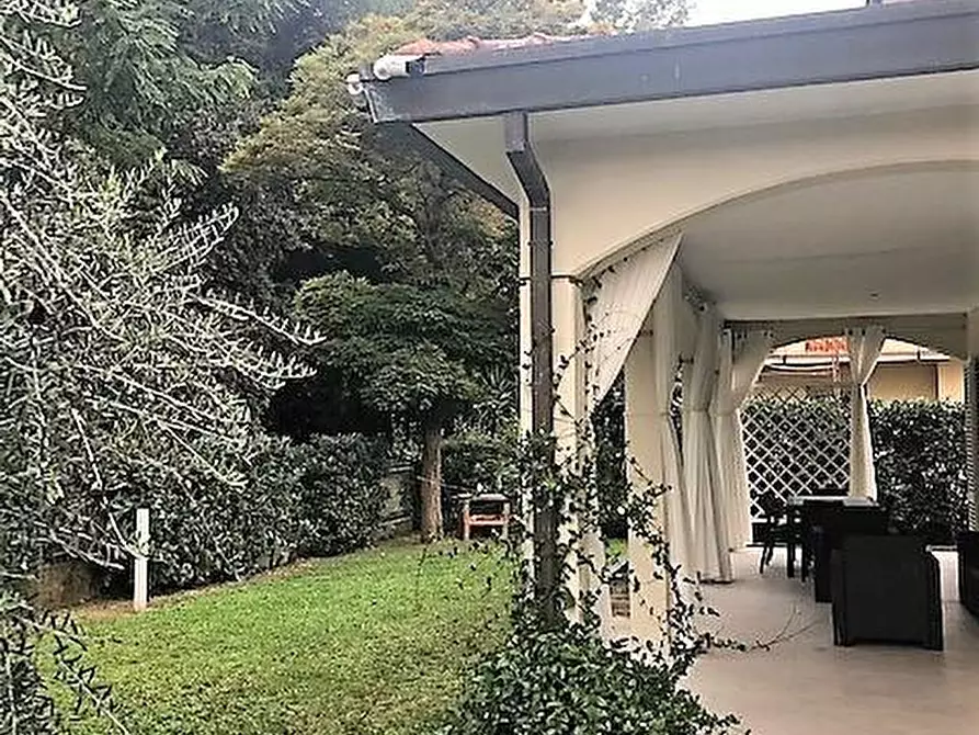 Immagine 38 di Villa in vendita  a Massa