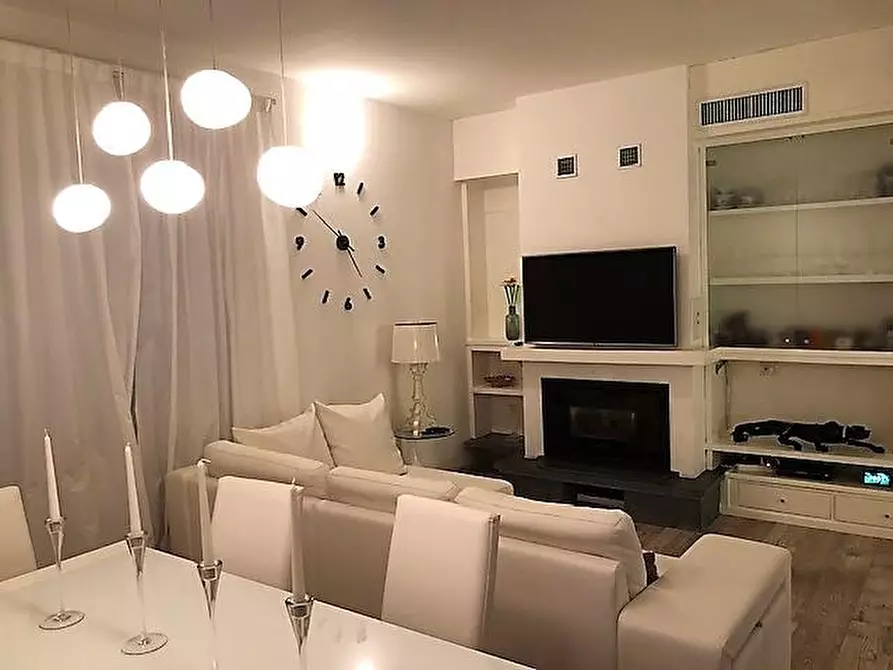 Immagine 21 di Villa in vendita  a Massa