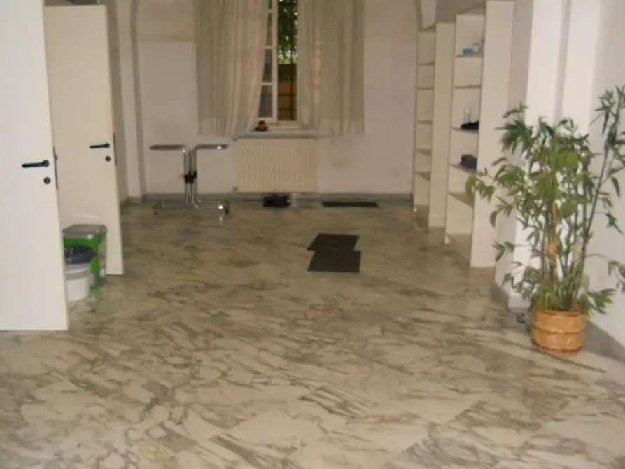 Immagine 3 di Locale commerciale in affitto  a Pontedera