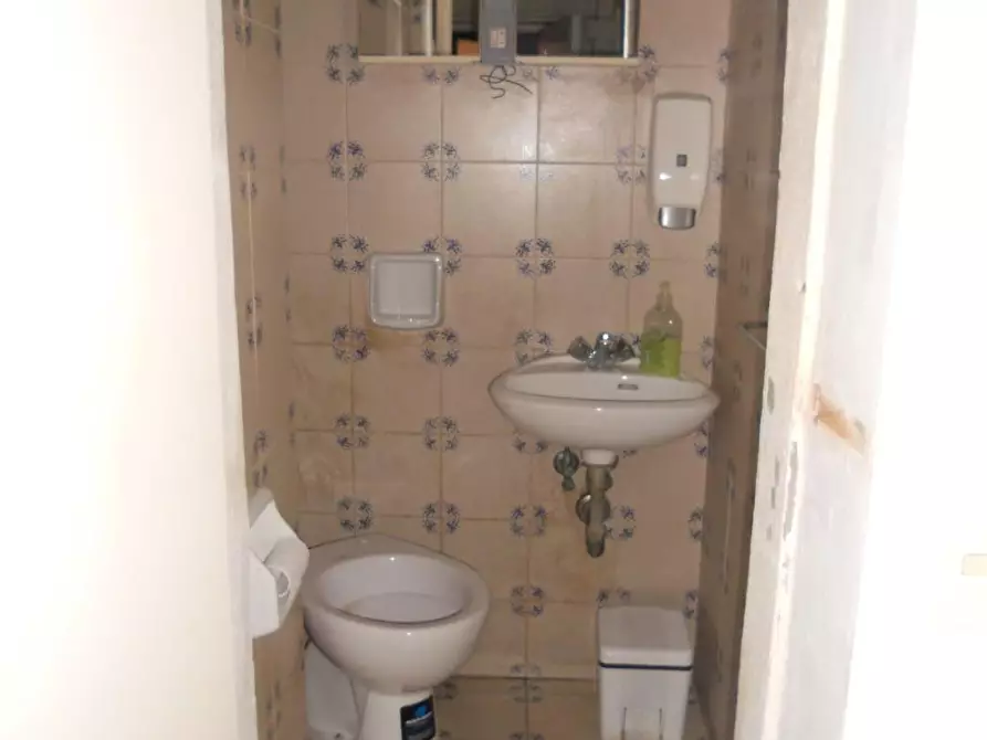 Immagine 2 di Locale commerciale in affitto  a Pontedera