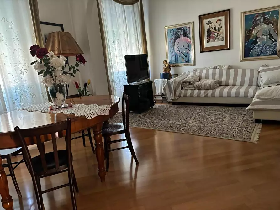 Immagine 1 di Appartamento in vendita  a Viareggio