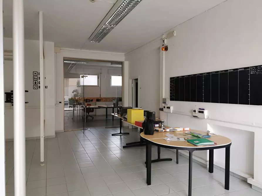 Immagine 10 di Locale commerciale in affitto  a Pisa