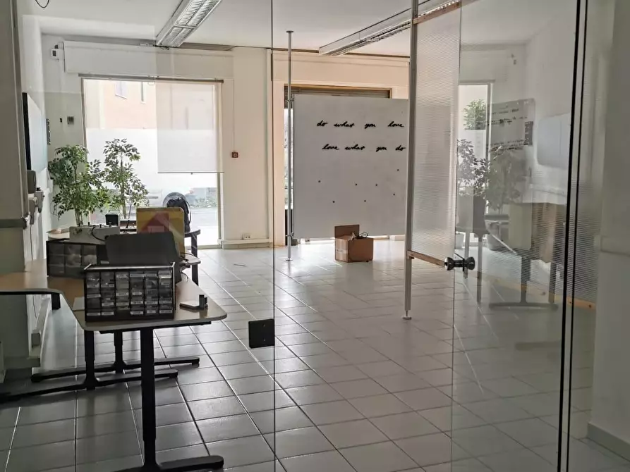 Immagine 8 di Locale commerciale in affitto  a Pisa