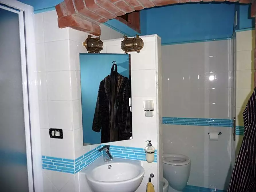 Immagine 19 di Porzione di casa in vendita  a Sarzana