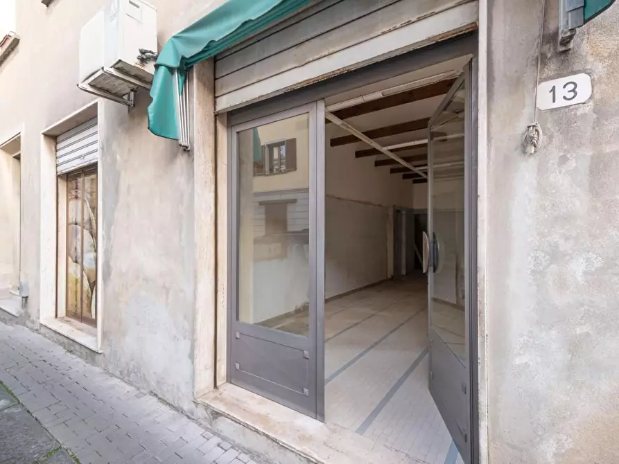 Immagine 2 di Locale commerciale in vendita  a Pontedera