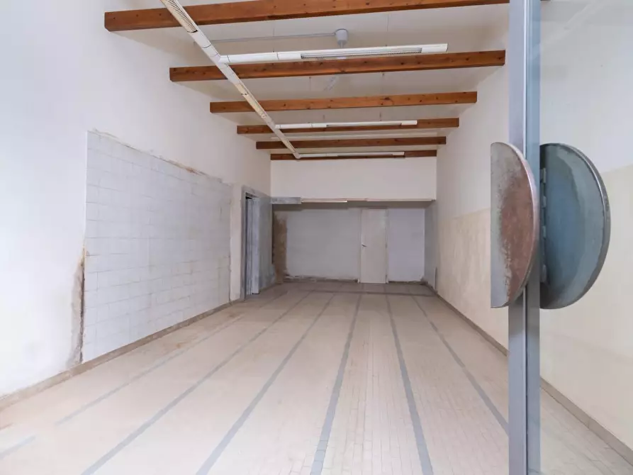 Immagine 6 di Locale commerciale in vendita  a Pontedera