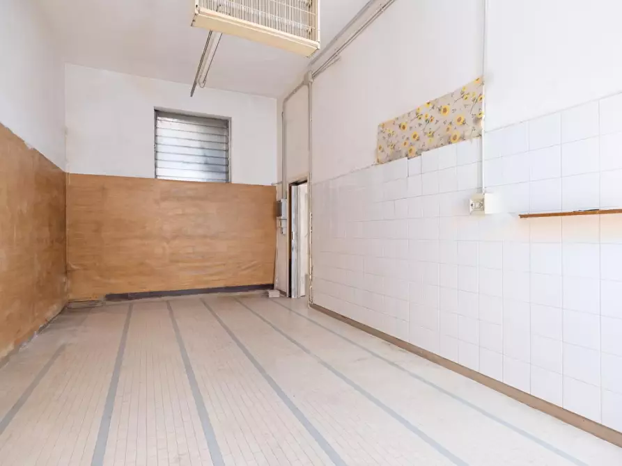 Immagine 3 di Locale commerciale in vendita  a Pontedera