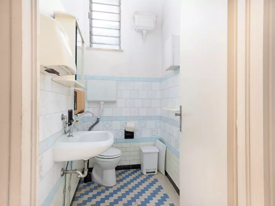 Immagine 8 di Locale commerciale in vendita  a Pontedera