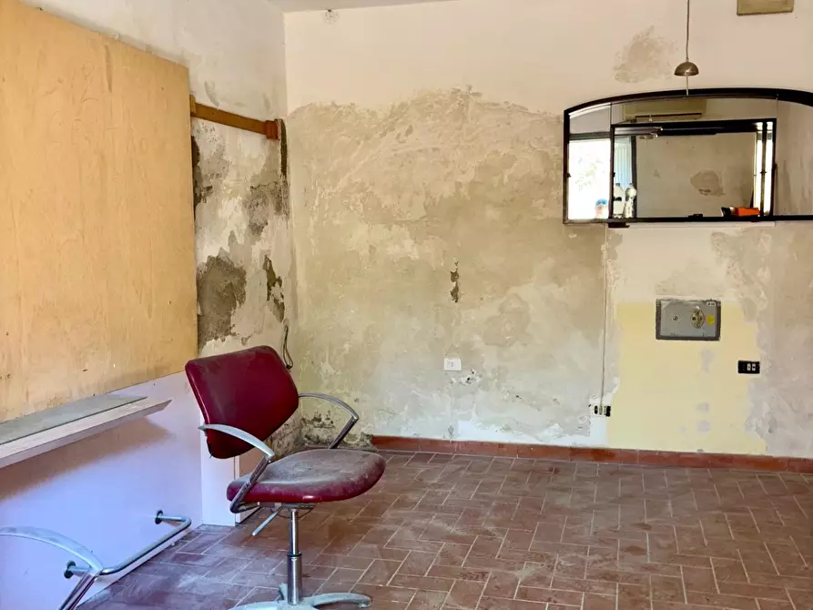 Immagine 10 di Locale commerciale in vendita  a Cascina