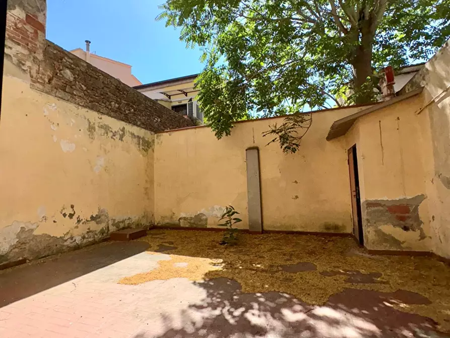 Immagine 1 di Locale commerciale in vendita  a Cascina