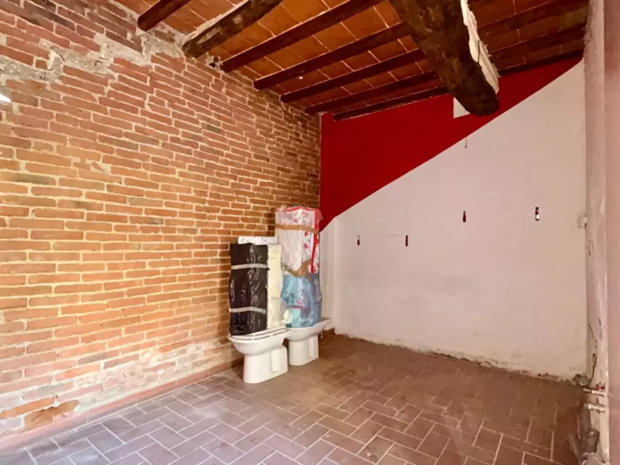 Immagine 2 di Locale commerciale in vendita  a Cascina