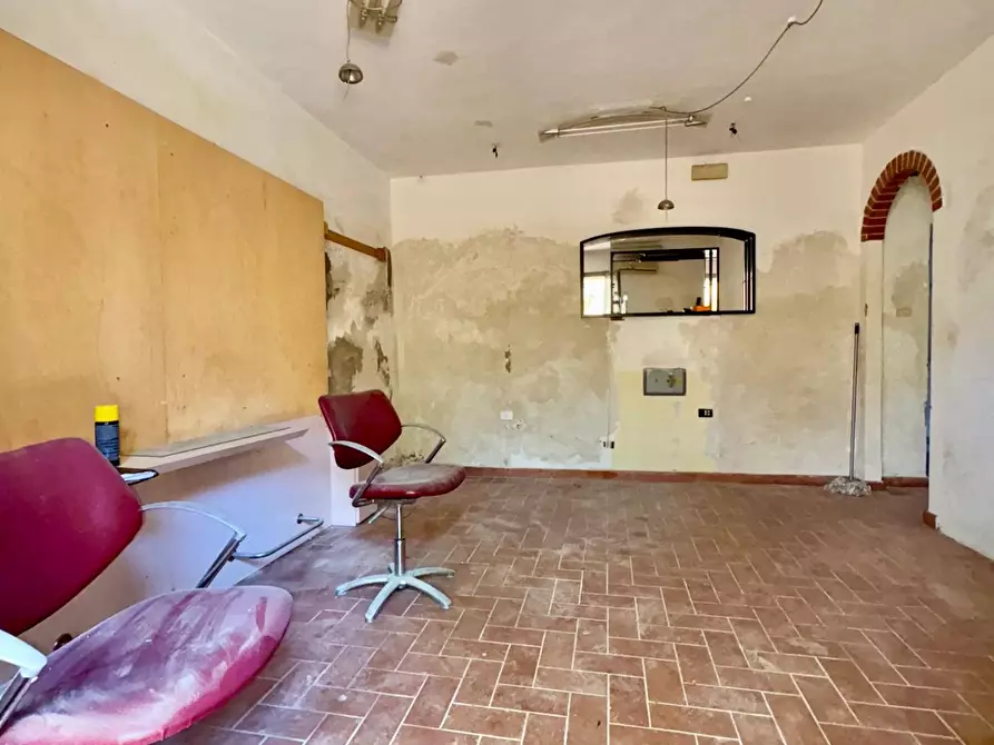 Immagine 9 di Locale commerciale in vendita  a Cascina