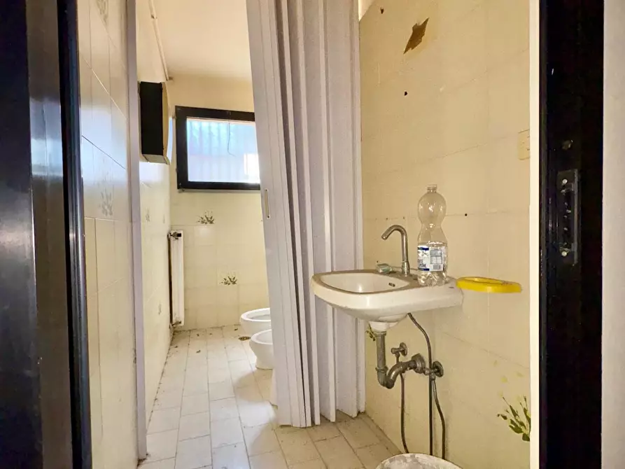 Immagine 11 di Locale commerciale in vendita  a Cascina