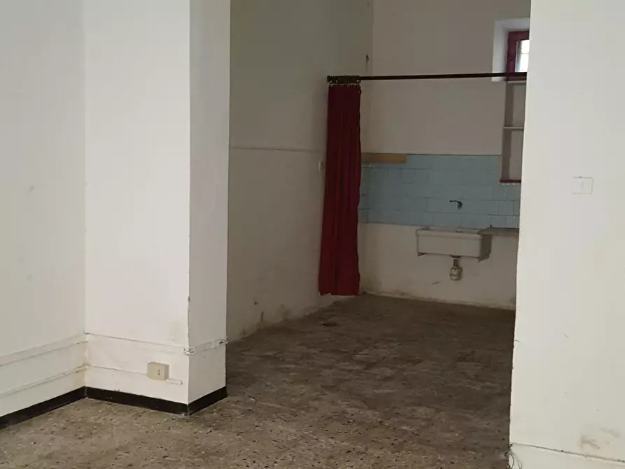 Immagine 2 di Locale commerciale in affitto  a Livorno