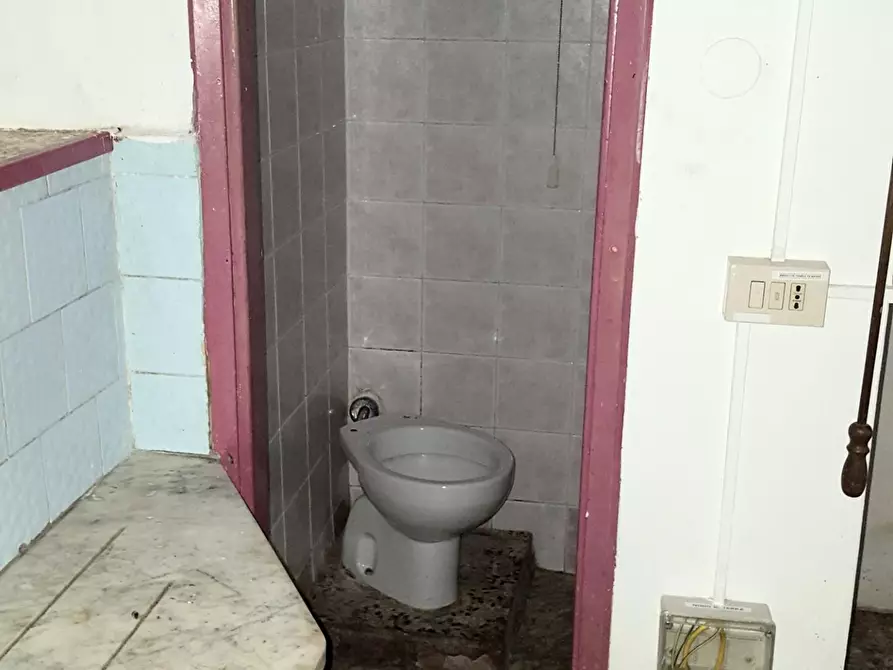 Immagine 5 di Locale commerciale in affitto  a Livorno