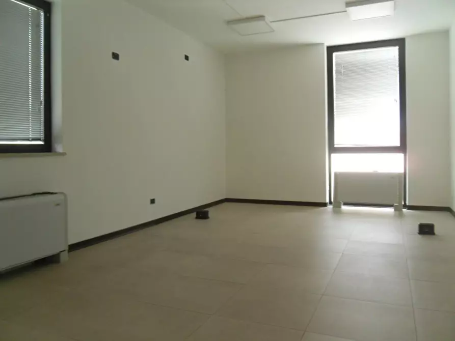 Immagine 5 di Ufficio in vendita  a Lucca