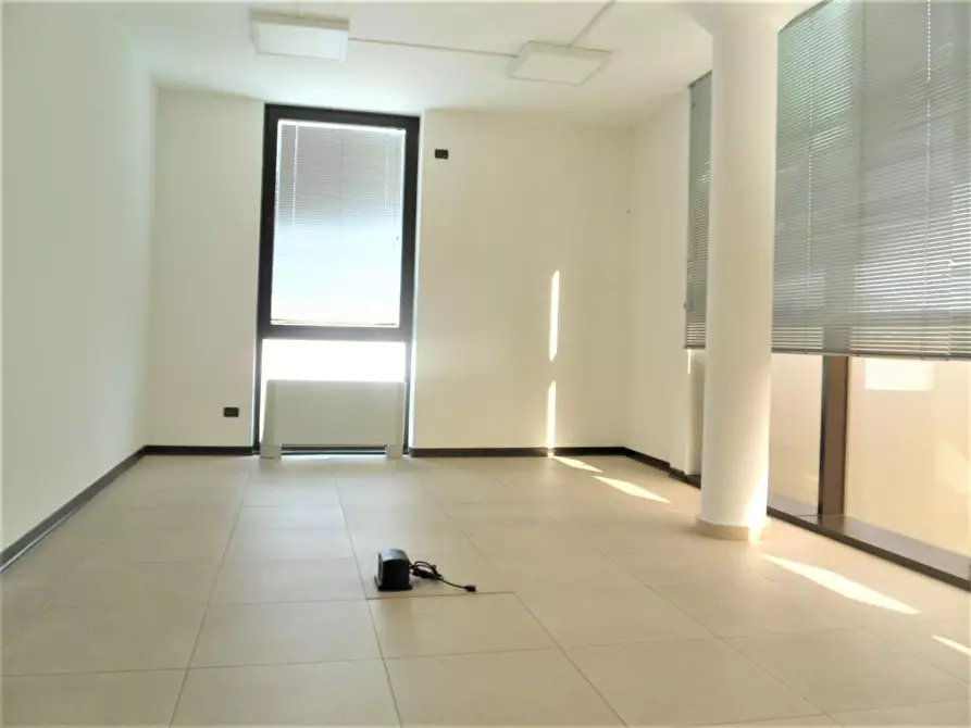 Immagine 7 di Ufficio in vendita  a Lucca