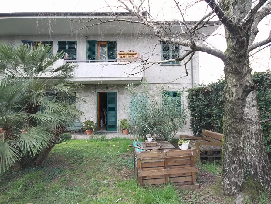 Immagine 1 di Casa bifamiliare in vendita  a Capannori