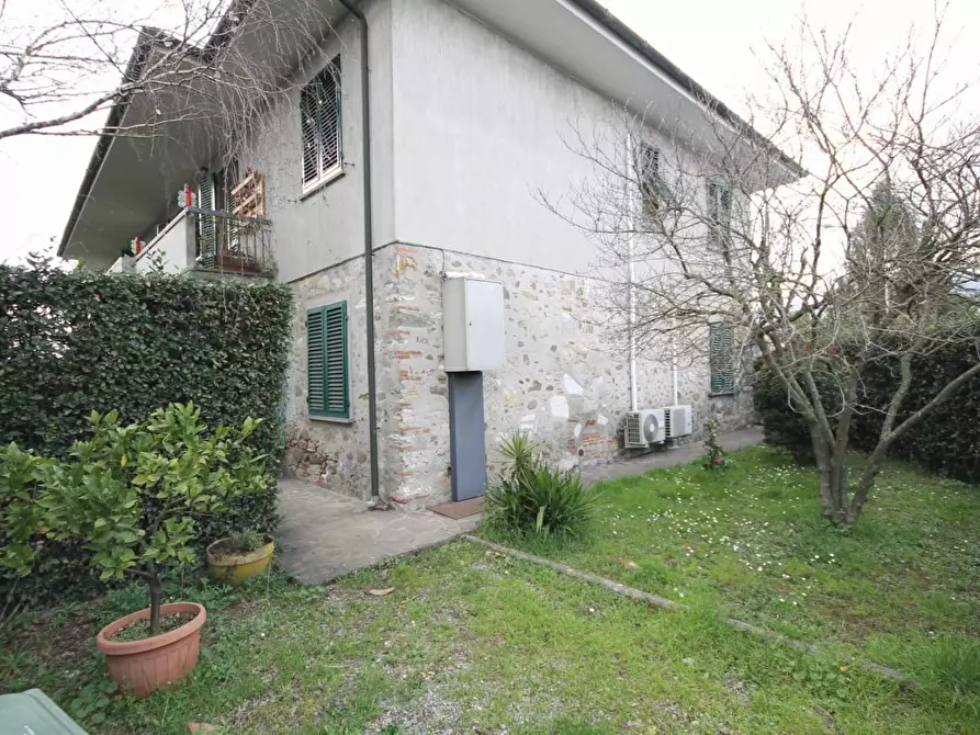 Immagine 2 di Casa bifamiliare in vendita  a Capannori