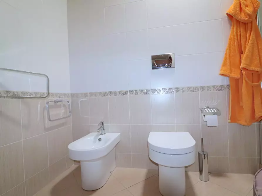 Immagine 11 di Appartamento in vendita  a Siena