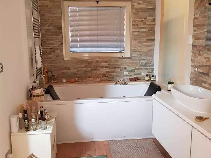 Immagine 19 di Casa semindipendente in vendita  a Carrara