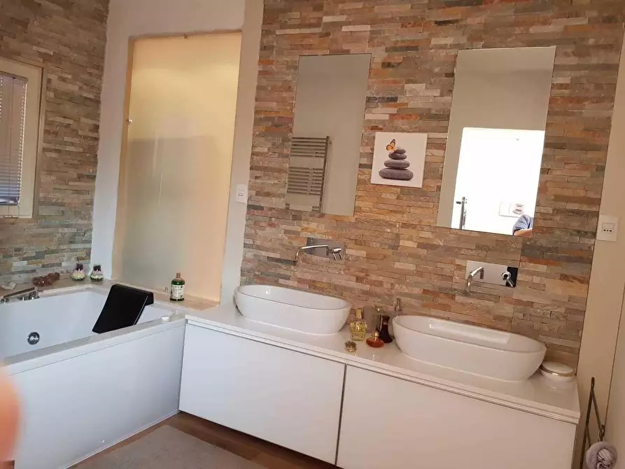 Immagine 18 di Casa semindipendente in vendita  a Carrara