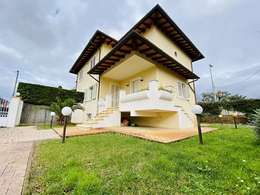 Immagine 1 di Casa semindipendente in vendita  a Pietrasanta