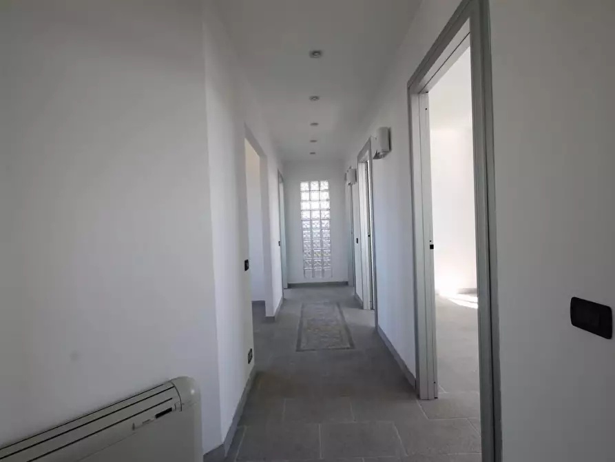 Immagine 8 di Ufficio in affitto  a Lucca