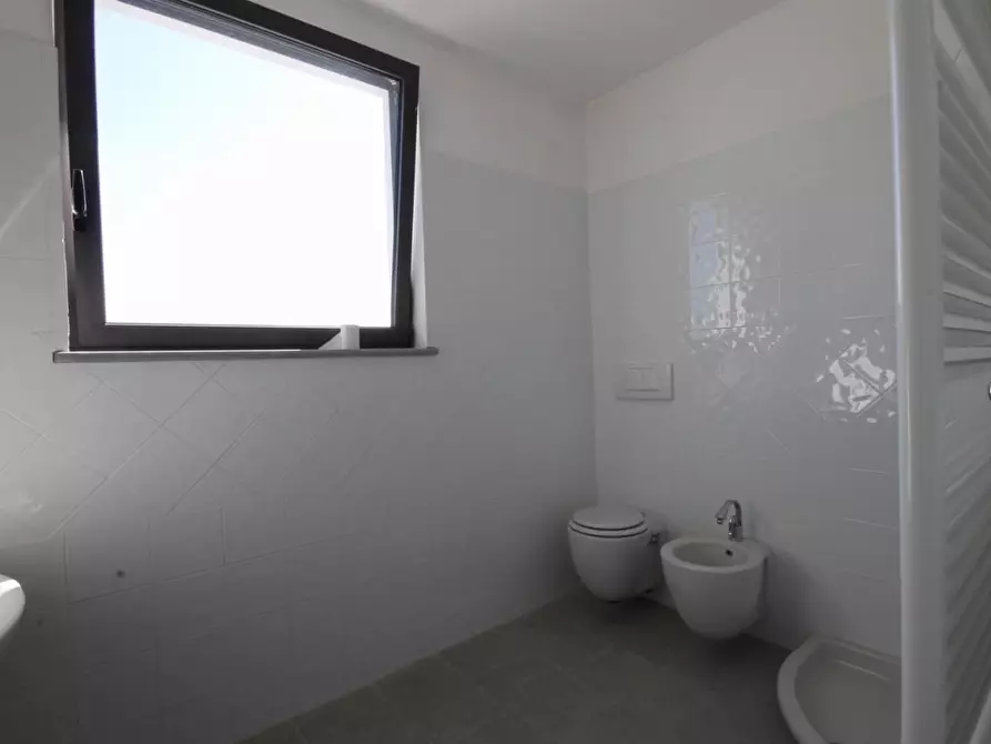 Immagine 4 di Ufficio in affitto  a Lucca