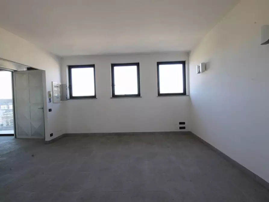 Immagine 3 di Ufficio in affitto  a Lucca