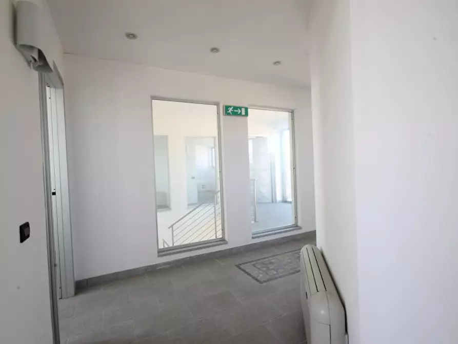 Immagine 2 di Ufficio in affitto  a Lucca