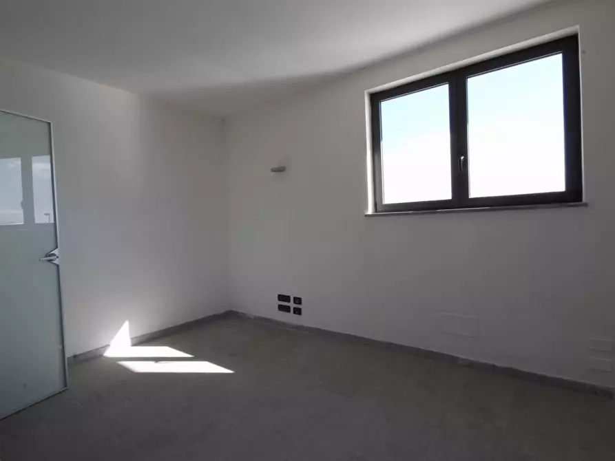 Immagine 5 di Ufficio in affitto  a Lucca