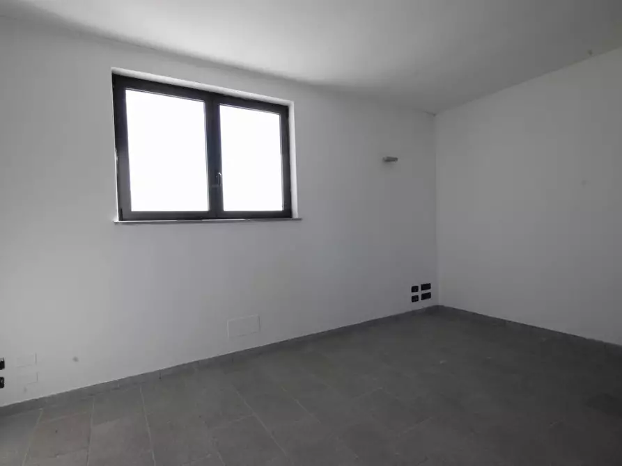 Immagine 12 di Ufficio in affitto  a Lucca