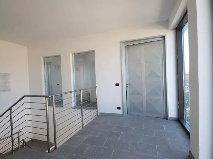 Immagine 9 di Ufficio in affitto  a Lucca