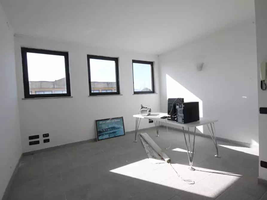 Immagine 13 di Ufficio in affitto  a Lucca